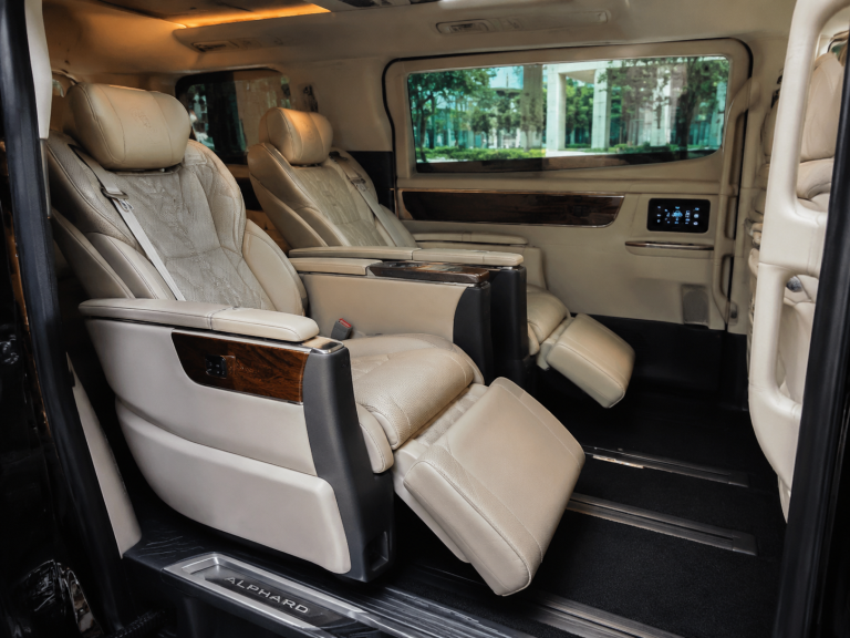 Toyota Alphard 尊享版 · 内饰