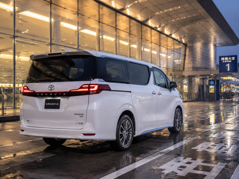 Toyota Granvia · 香港机场抵达层